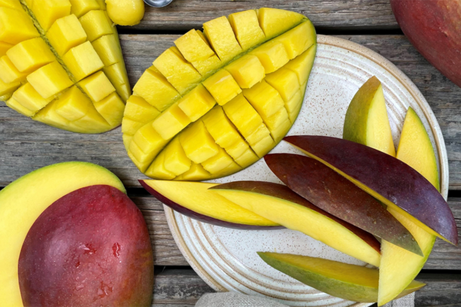 Læs vores artikel og lær blandt andet, hvordan du bedst skærer en mango 🥭